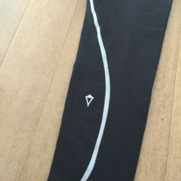 Girls size 8 Ivivva capris- pink and black - Picture 3 of 4